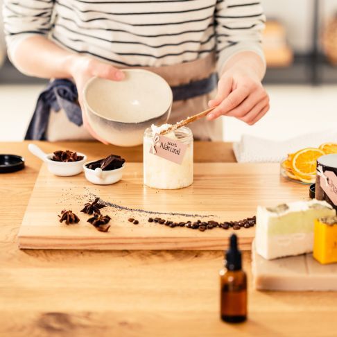 Femme faisant un atelier cosmétique